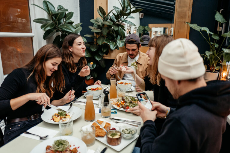 Restaurant mit fünf Personen