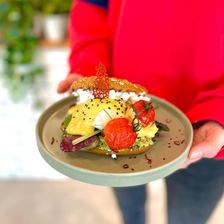 Frühstück Bagel mit Ei