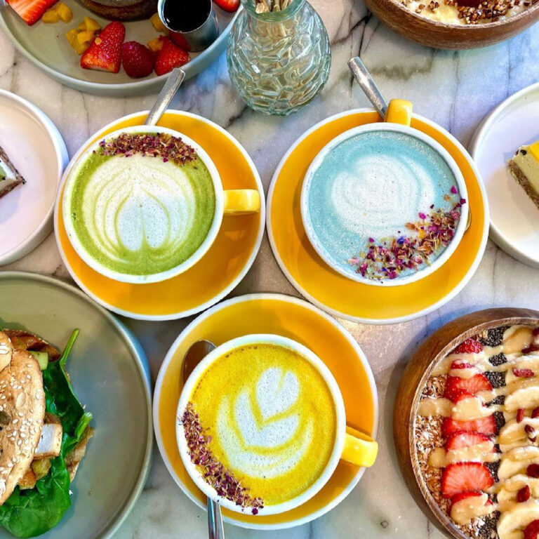 Frühstück Kaffee und Bowls